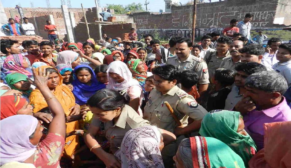 Women protest against liquor shopes