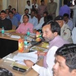 पिथौरागढ़ में तीन जिलों के अधिकारियों की बैठक लेते वित्त मंत्री प्रकाश पंत