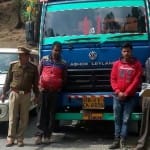 वन कर्मियों के साथ पकड़े गए आरोपी और ट्रक।