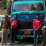 वन कर्मियों के साथ पकड़े गए आरोपी और ट्रक।