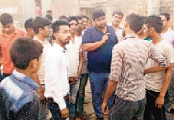 sharab ka theka khulne par bhadke