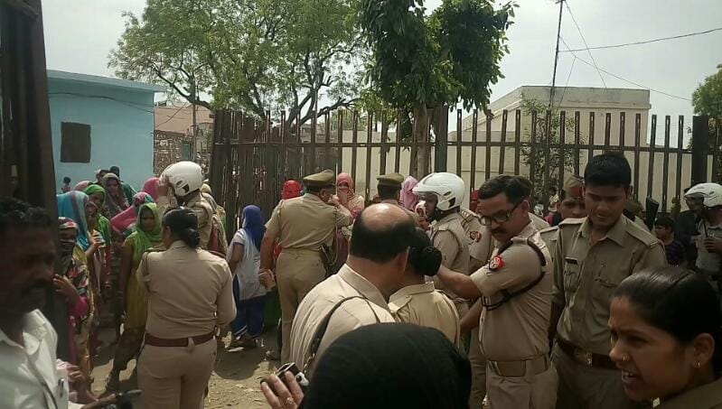 Women stopped contract of country liquor, run the staff and set fire in the shop