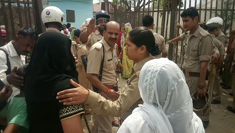 Women stopped contract of country liquor, run the staff and set fire in the shop