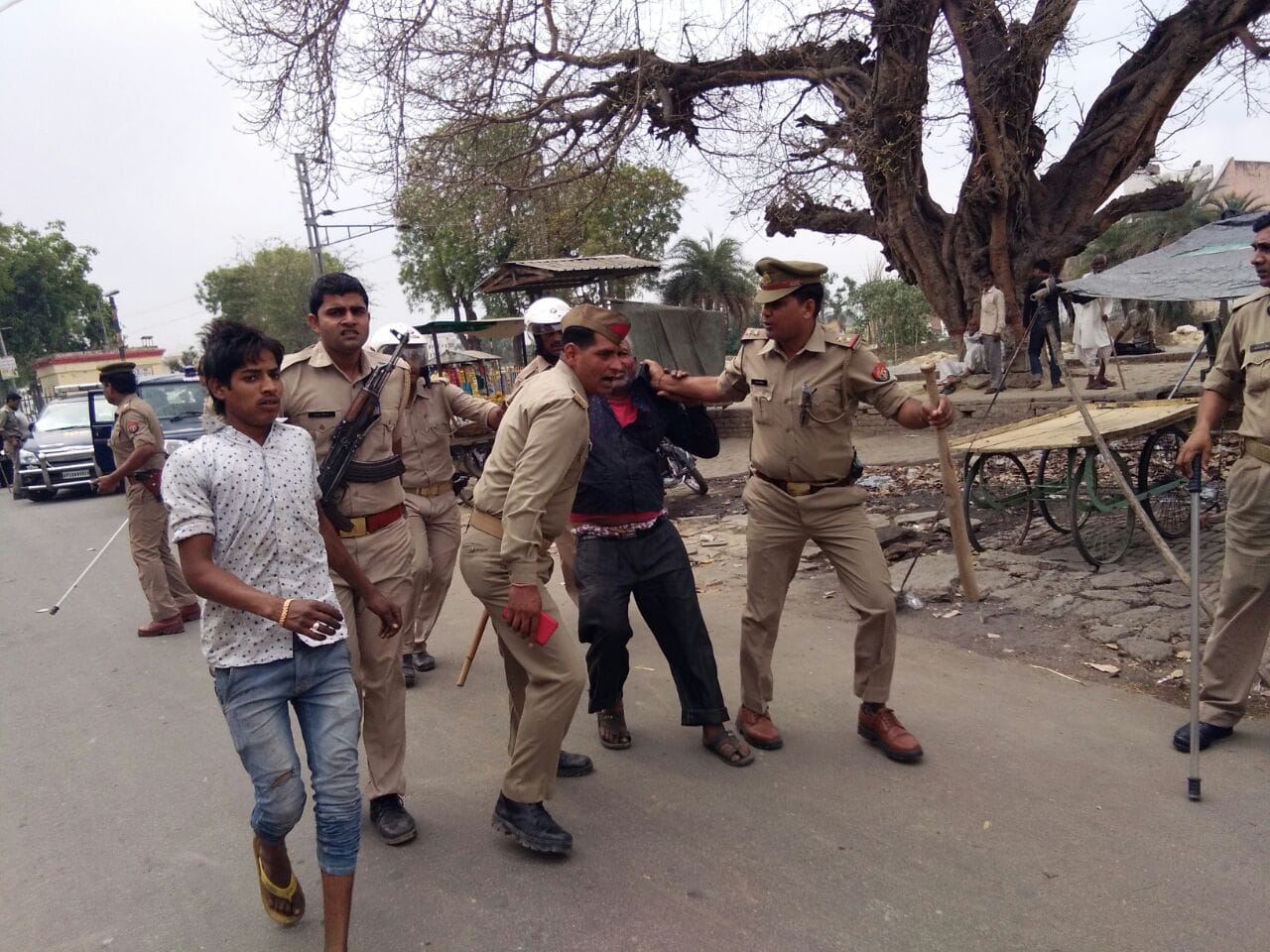 Women stopped contract of country liquor, run the staff and set fire in the shop