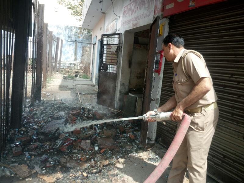 Women stopped contract of country liquor, run the staff and set fire in the shop