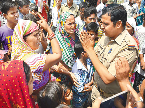 Women's ruckus at liquor shops