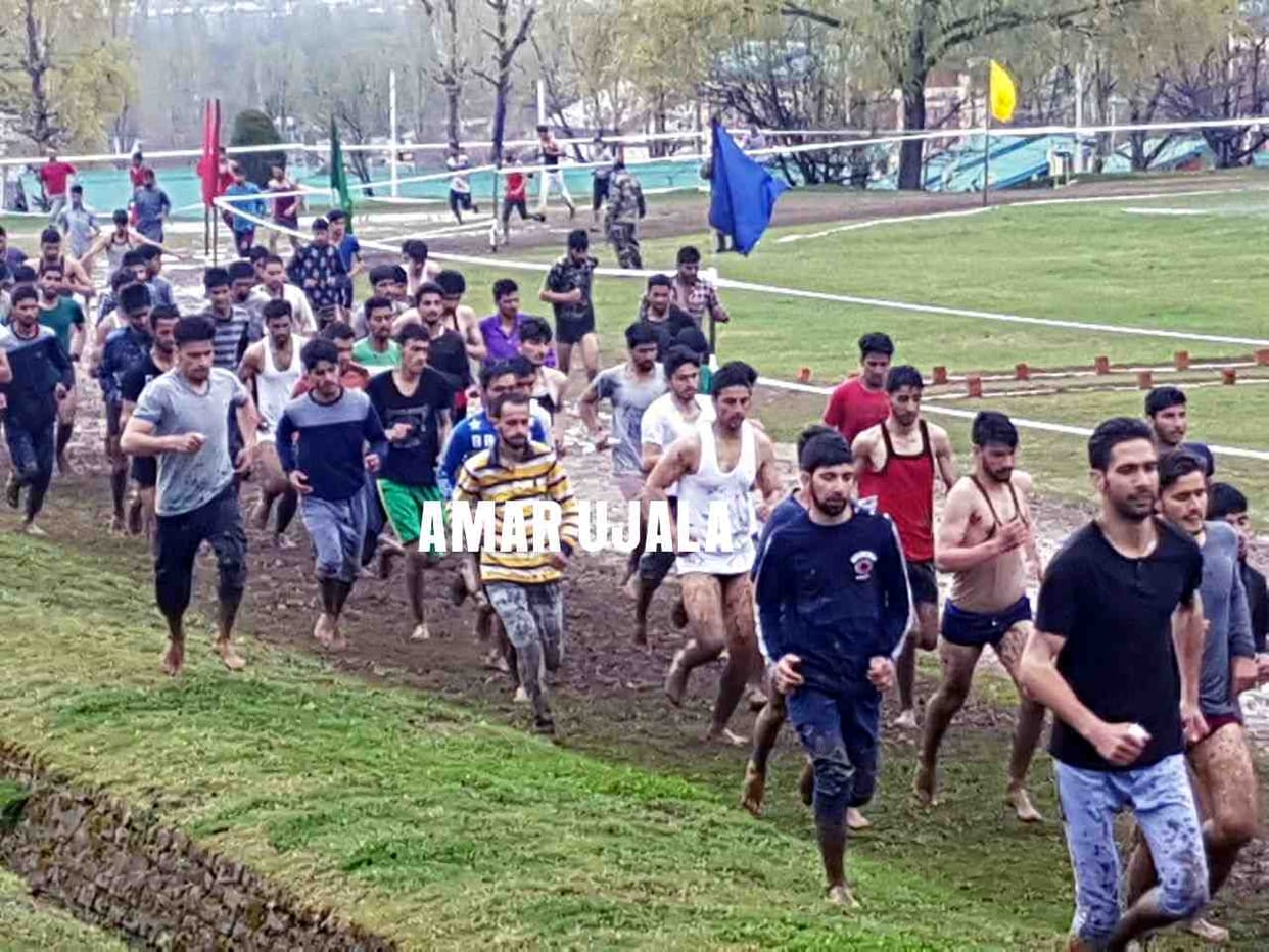 thousands of boys applied for army recruitment in Srinagar