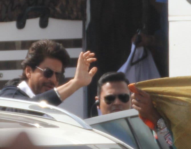 shahrukh khan killed in a plane crash a french website claimed hoax goes viral