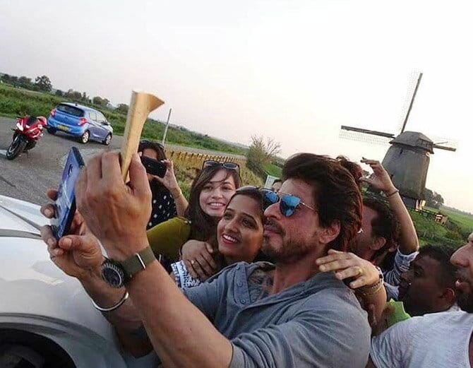 Anushka Sharma new look photos viral on social media, spoted with Shahrukh Khan