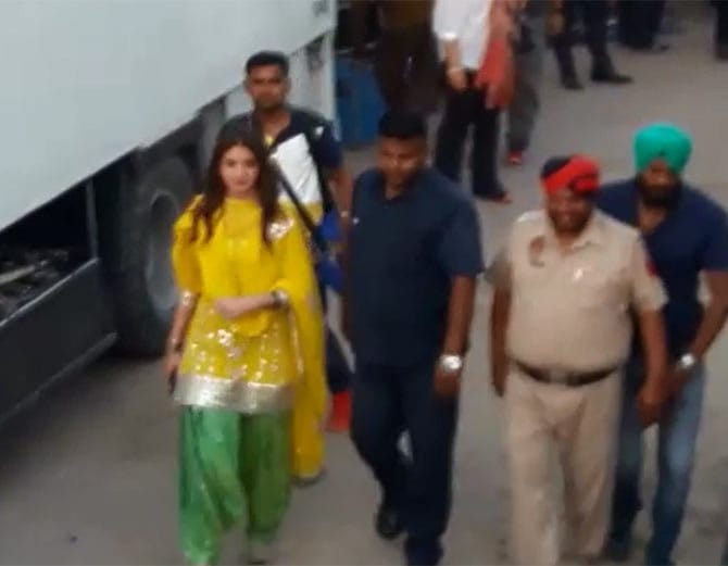 Anushka Sharma new look photos viral on social media, spoted with Shahrukh Khan
