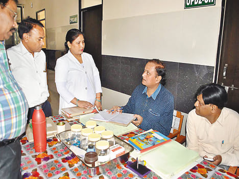 सीएमओ के निरीक्षण में गैर हाजिर मिले कर्मचारी