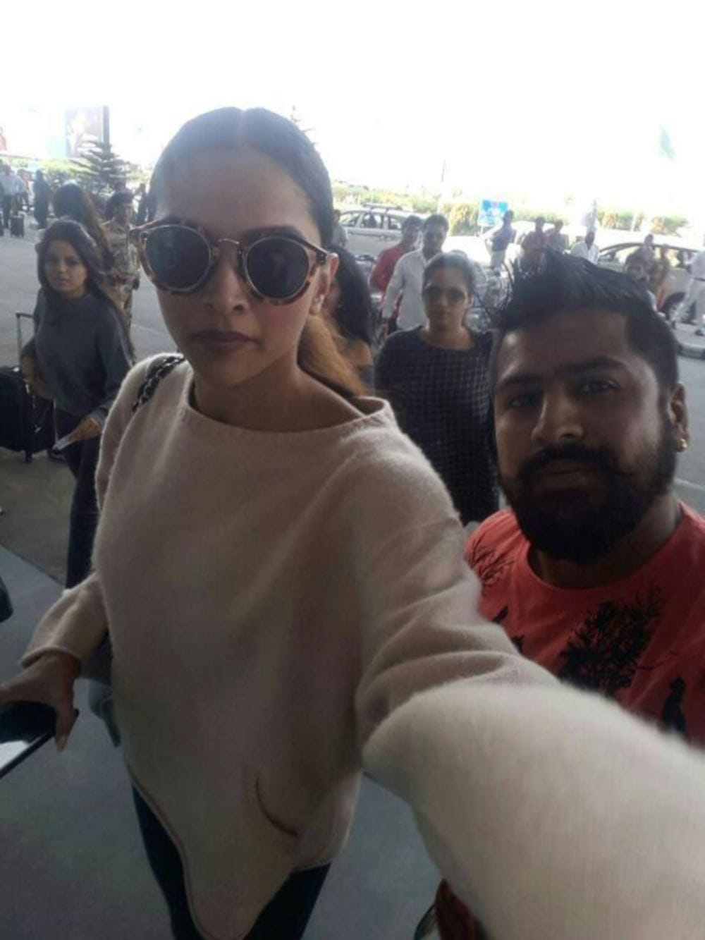  Deepika Padukone join Ganga Aarti in parmarth niketan 