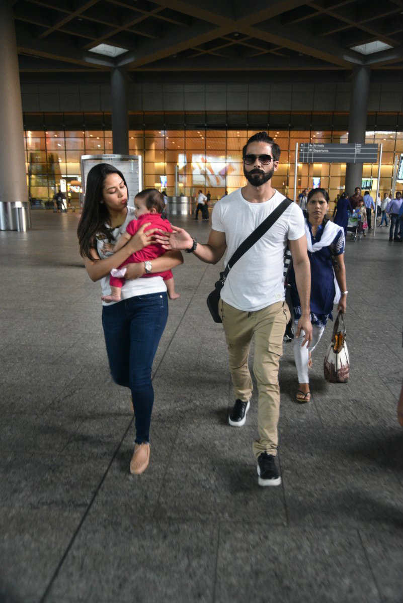 shahid kapoor and meera kapoor snapped with daughter misha at airport