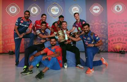 आईपीएल ट्रॉफी के साथ सभी टीमों के कप्तान