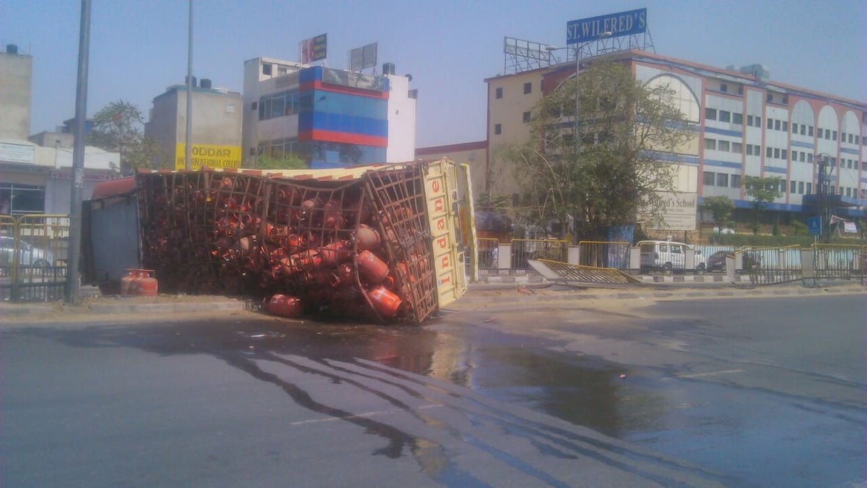 Truck loaded with domestic gas cylinders reversed on New Sanganer Road
