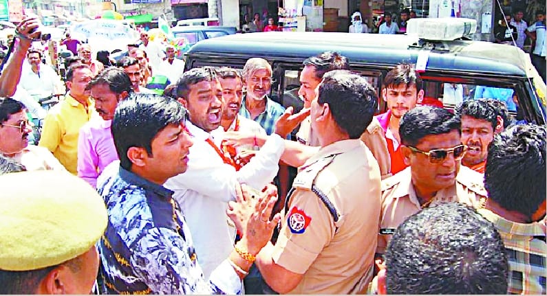 Communal tension on catching lover pairs