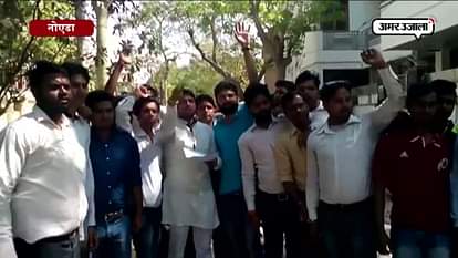 Protest outside prashant bhushan residence in noida 