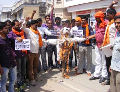 people protest for prashant bhusan objectionable comment