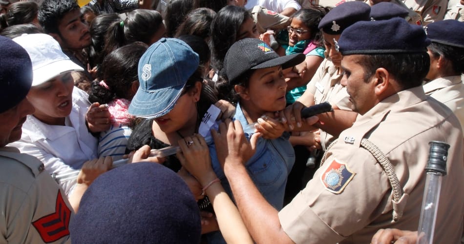 voilence by students in punjab university, many police officers injured in clash and stone pelting