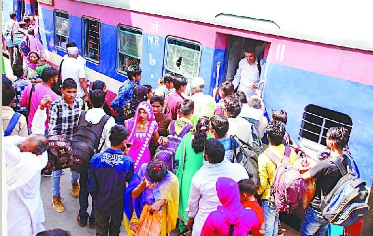 Mega block of four hours in Loni, trains late