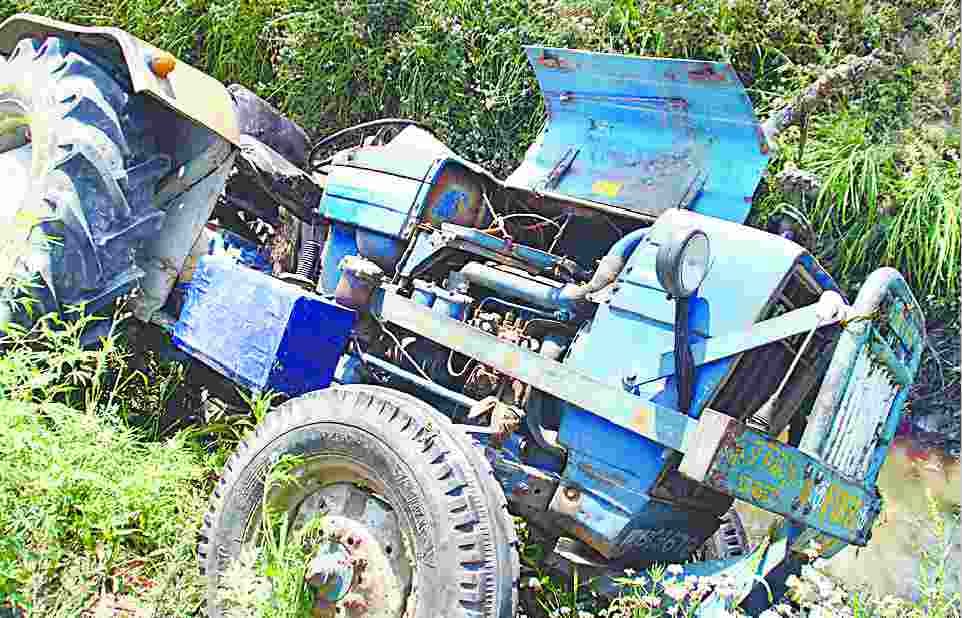 tractor fall in river , lady died