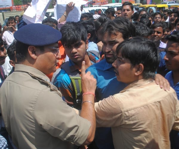 upsssc students protest infront cm yogi aditynath