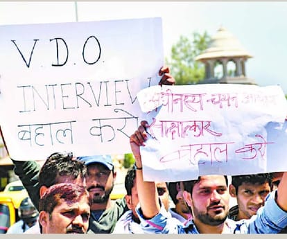 upsssc students protest infront cm yogi aditynath