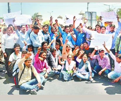 upsssc students protest infront cm yogi aditynath