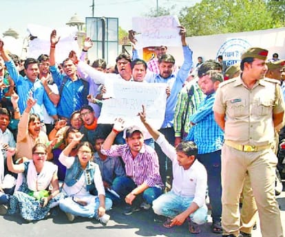 upsssc students protest infront cm yogi aditynath