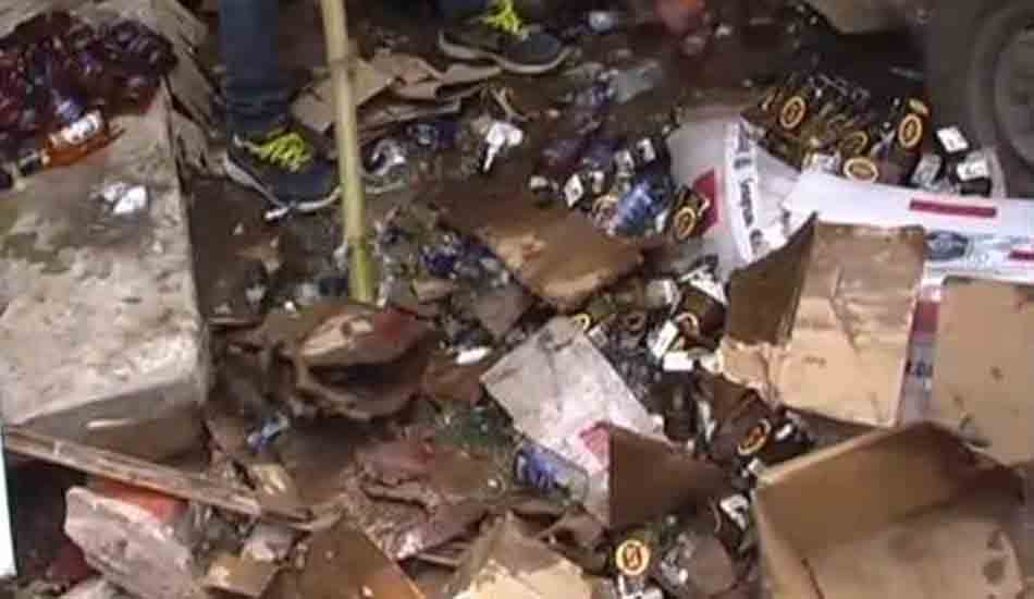 loot at wine shop in kanpur