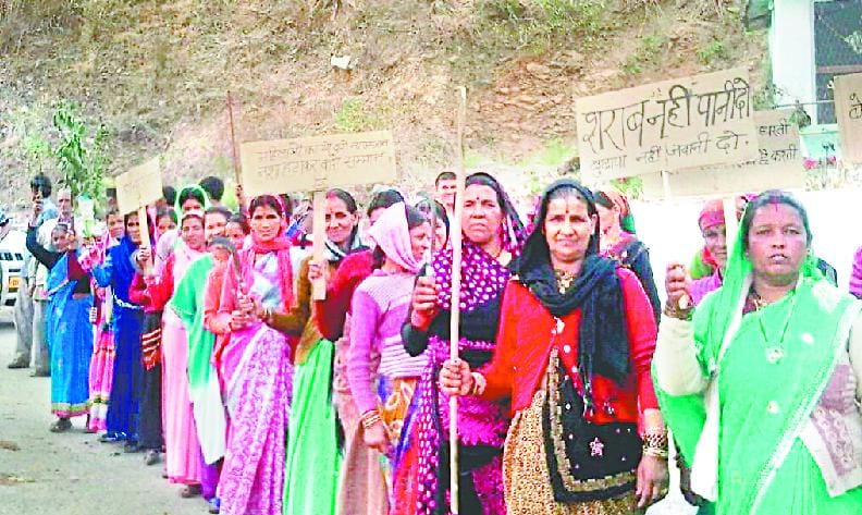 Women performed roaming around