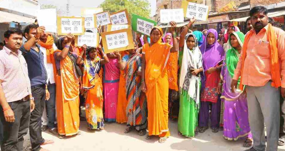 Women surrounded the police station against raw liquor