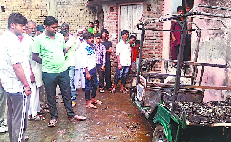 E-rickshaw breaks three people to scorch