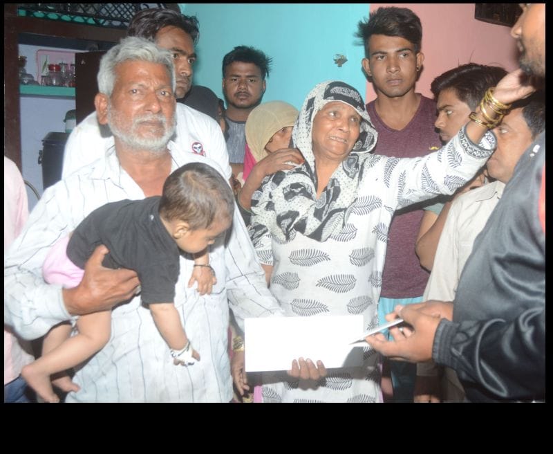 kidavee nagar mein gan pvaint par gahane, nakadee lootee