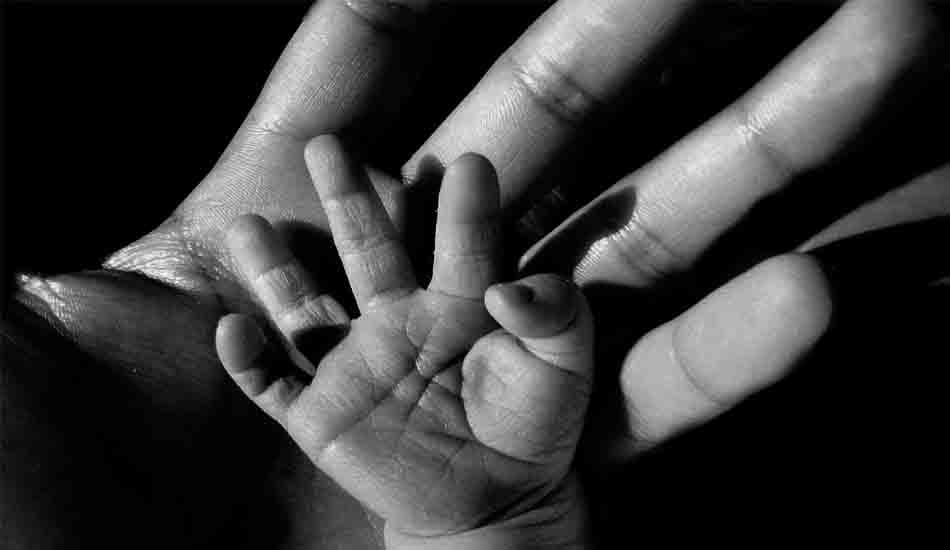 helpless father wanders for 4 hours to save his child 