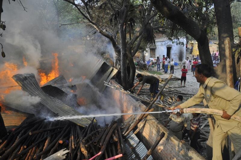 tent house in lucknow caught fire in lucknow