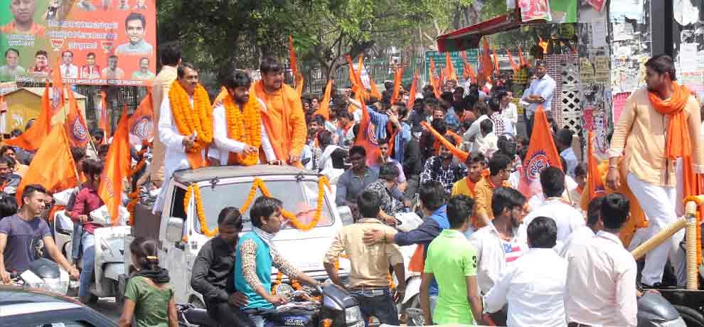 hindu yuva vahini volunteers breaks law in front of police, no action taken