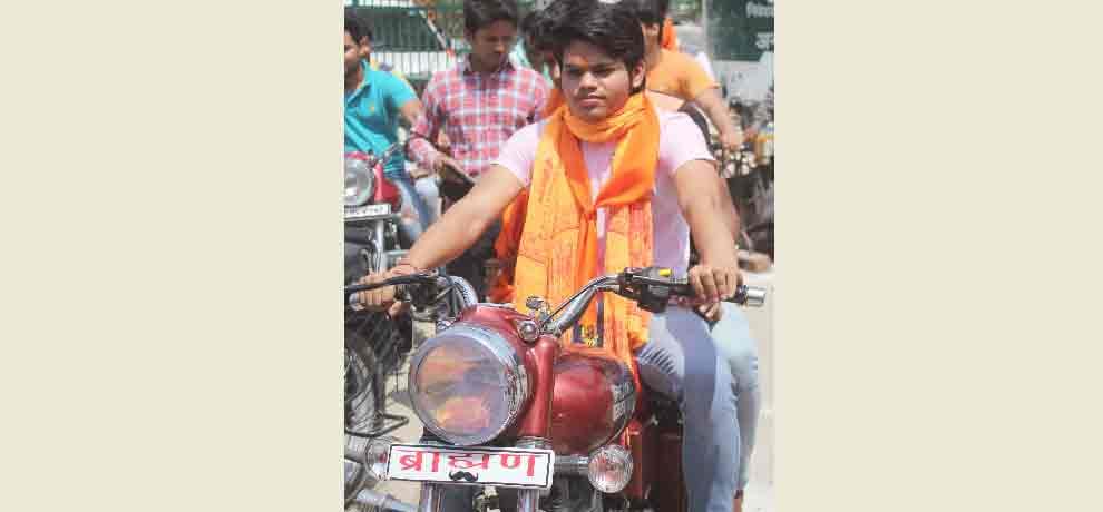 hindu yuva vahini volunteers breaks law in front of police, no action taken