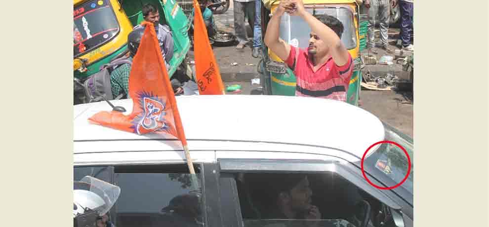 hindu yuva vahini volunteers breaks law in front of police, no action taken