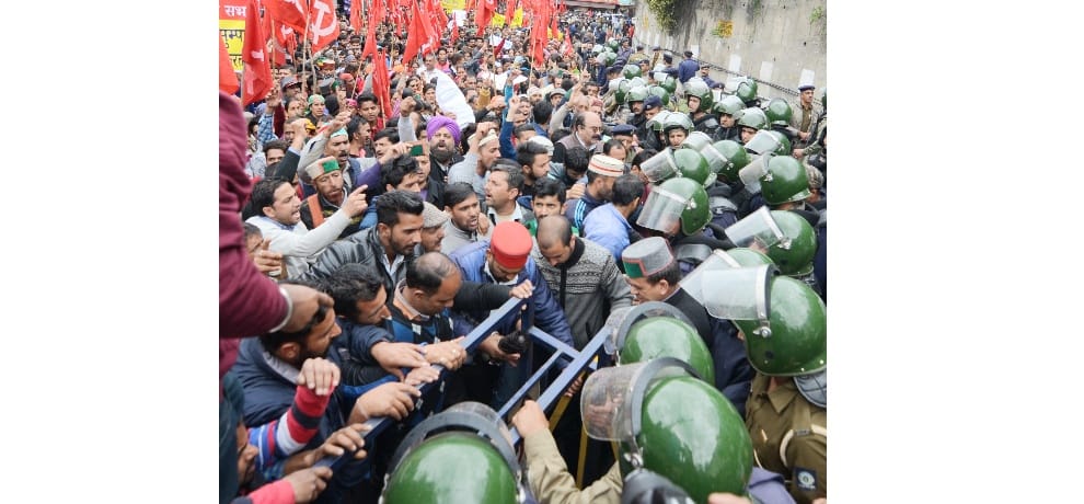 Kisan sabha protest outside himachal secretariat