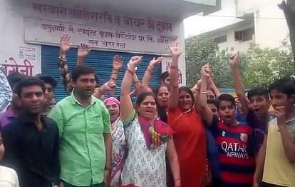 Women took Illegal possession at liquor shop in Meerut
