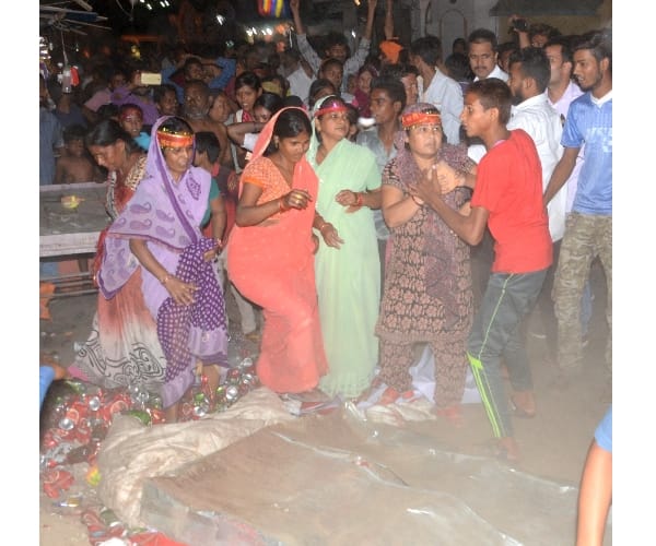 women attacked on liquor shop in Lucknow.