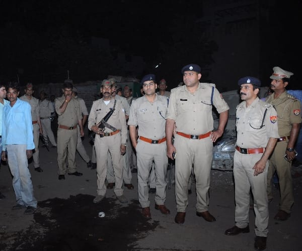 women attacked on liquor shop in Lucknow.