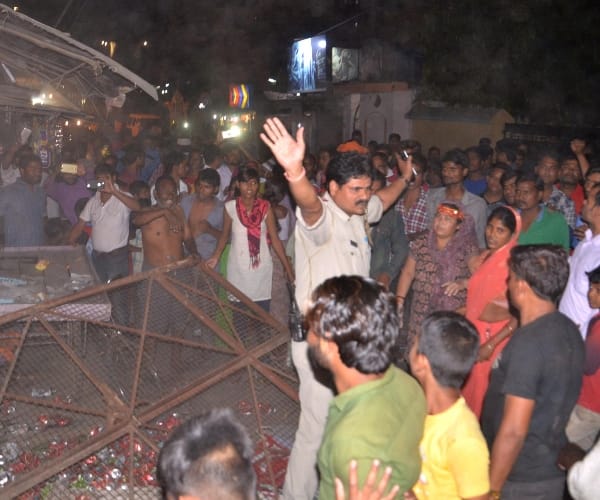 women attacked on liquor shop in Lucknow.