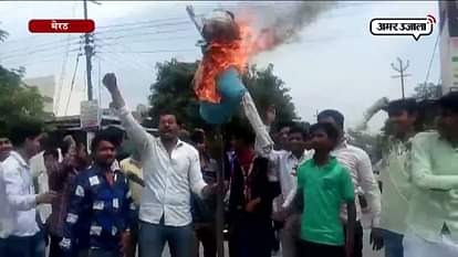 PRASHANT BHUSHAN EFFIGY BURNED IN MEERUT