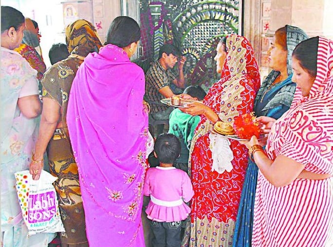 On Ashtami, devotees opened the fast by worshiping