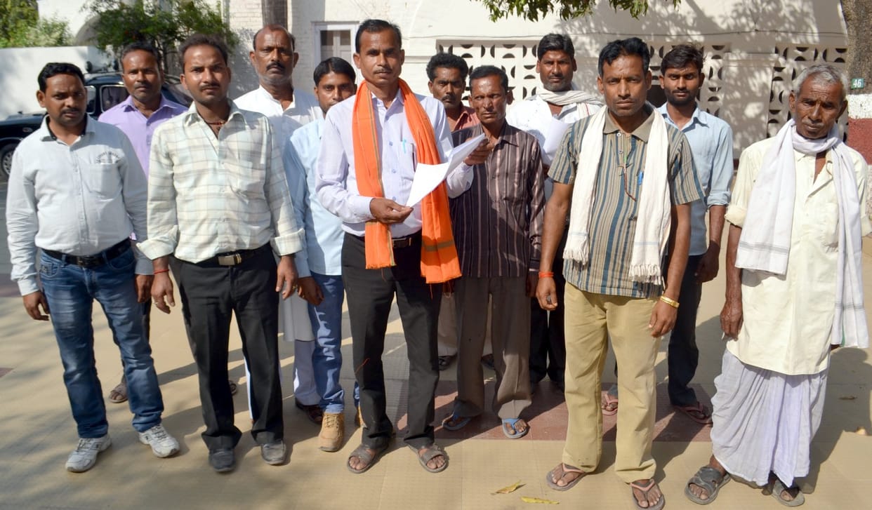 Desperate farmers protest by the time limit screw