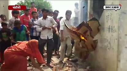 People demanding to sharabbandi set fire in Wine shop of chandausi