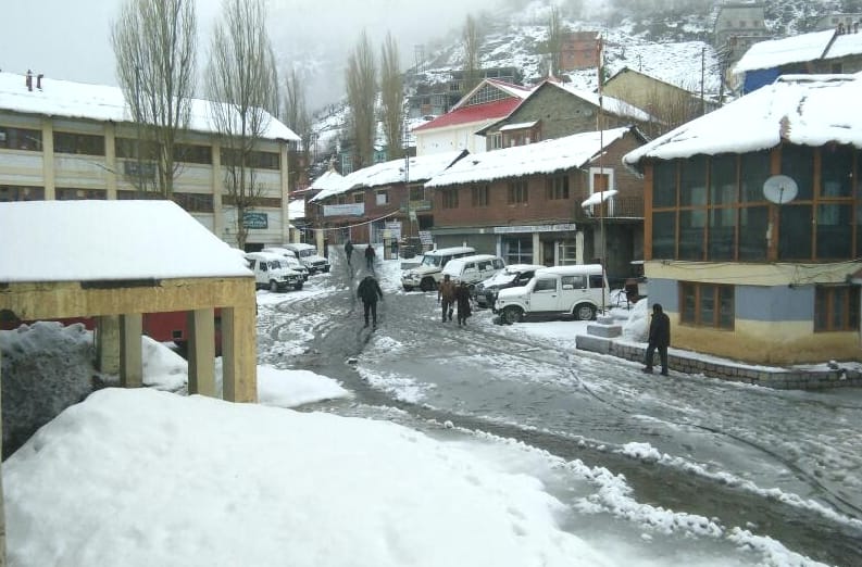 Fresh Snowfall in Himachal Hills, Live Snowfall Photos.