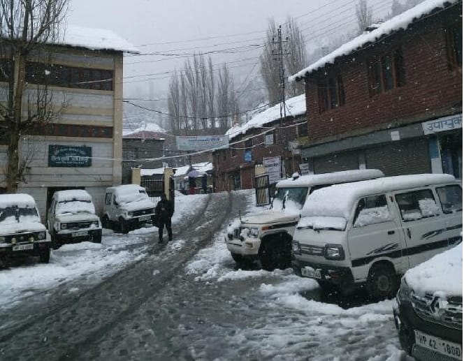 Fresh Snowfall in Himachal Hills, Live Snowfall Photos.